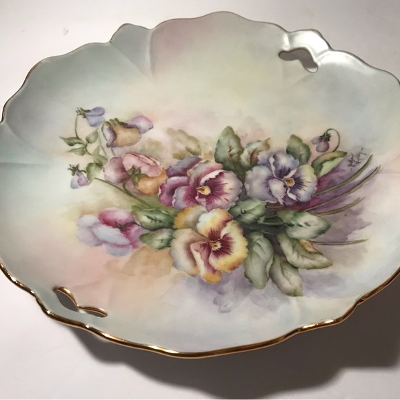 10.5” Vintage Cabinet Plate With Gold Trim And Handpainted Pansies - Picture 2 of 3